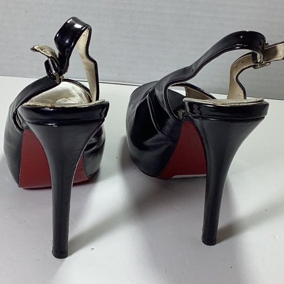 Black pins ladies' shoes with a belt on the heel. Note: No box - Picture 5 of 8